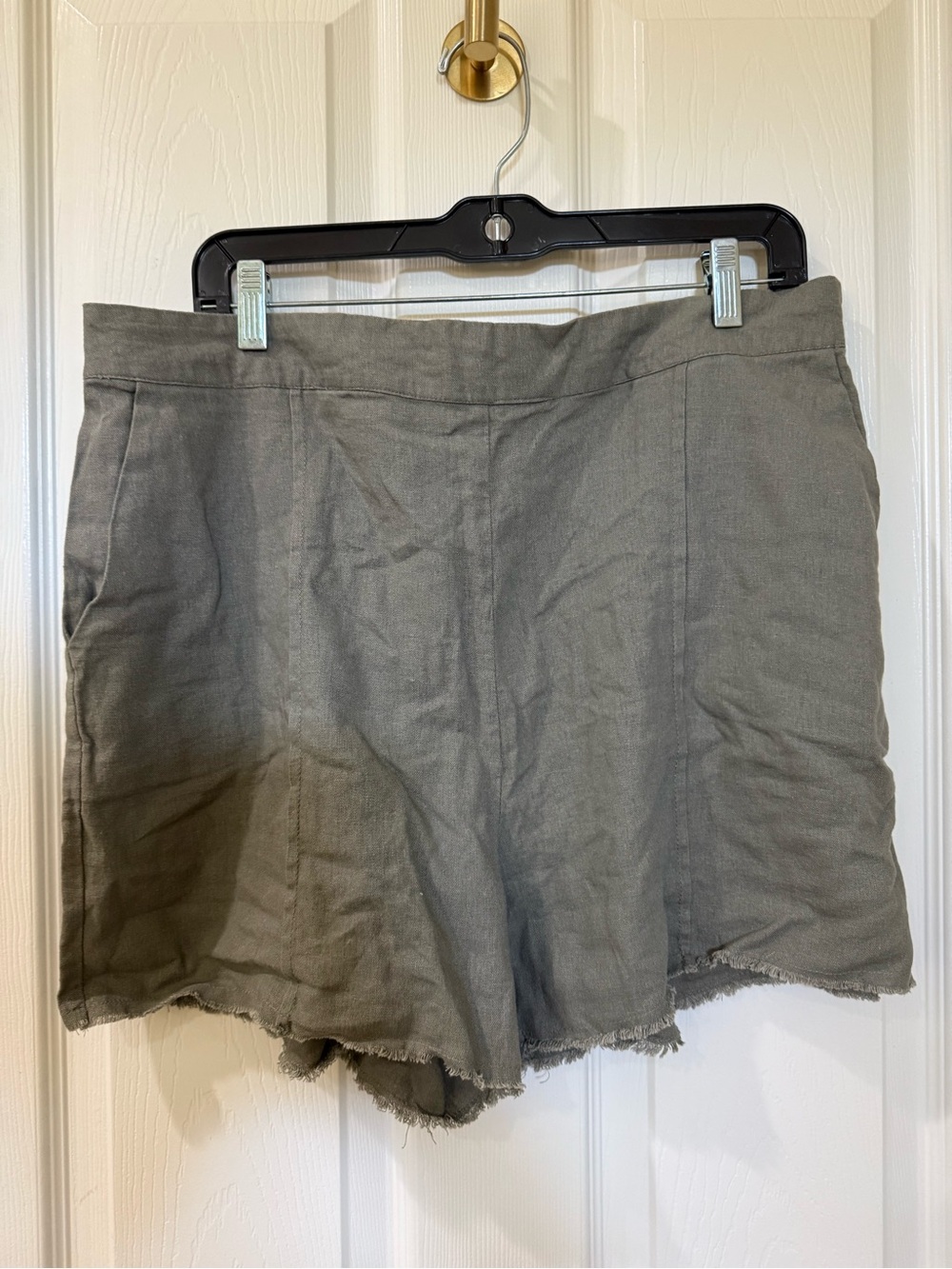 High-Waist Frayed Hem Women's Shorts in Olive Gray